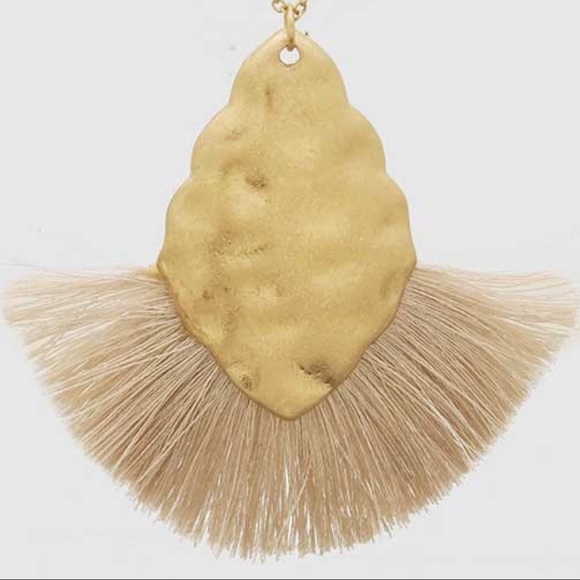 ✨LAST ONE✨Taupe fringe hammered pendant - Picture 2 of 2